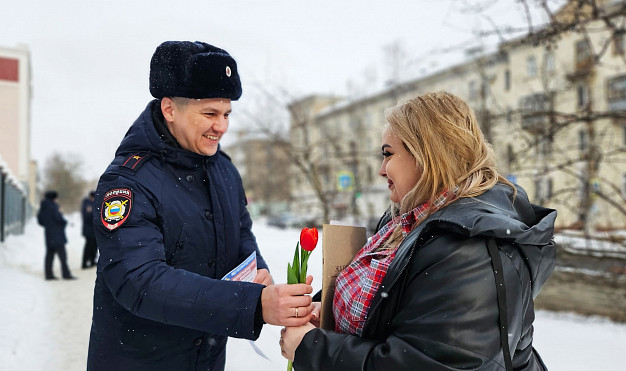 В Иванове участковые поздравляют женщин с 8 марта